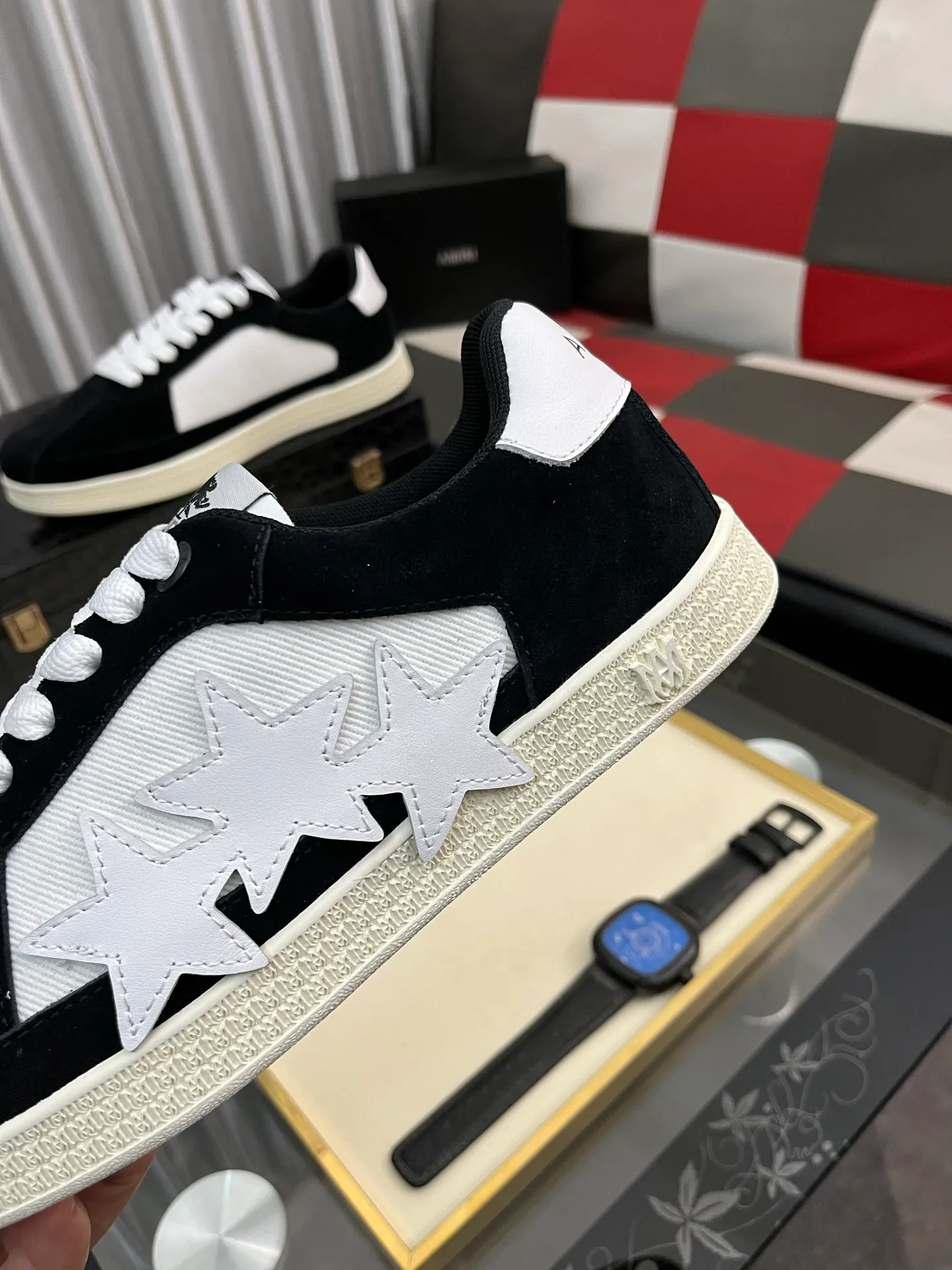 Men's shoes 💰420⌚️⌚️《AMIR*》New men's low-top casual sports sneakers bone shoes, another pair of irresistible bone shoes. Bone shoes are one of AMIRI's most popular items. They use first-layer cowhide uppers. The side bones are made of two cowhide laminations. They have a three-dimensional feel. The leather incisions are all oil-edged. Contrasting color design. Simple style. Fashionable sports. Customized metal LOGO nameplate to embellish shoelaces. Exclusive control of top version. Supports comparison. Breathable mesh lining Original rubber outsole A must-have item for daily leisure Suitable for various occasions Check it out if you are looking for high quality Super cool uppers Size: 38-445️⃣ Colors available